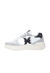 Sneaker basse bianco e grigio con logo nero sul lato, lacci bianchi e suola spessa color avorio, vista dal lato esterno.
