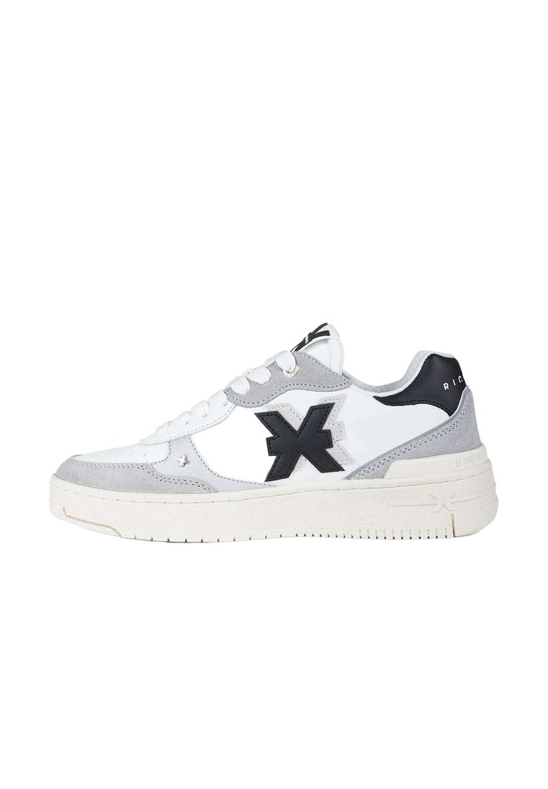 Sneaker basse bianco e grigio con logo nero sul lato, lacci bianchi e suola spessa color avorio, vista dal lato esterno.