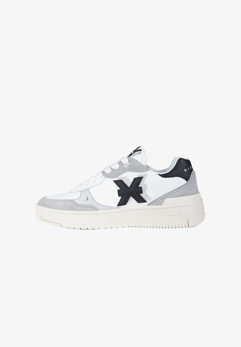 Sneaker basse bianco e grigio con logo nero sul lato, lacci bianchi e suola spessa color avorio, vista dal lato esterno.