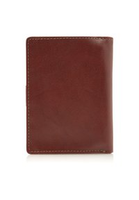 Cartera de cuero marrón con una superficie texturada, forma rectangular y costuras visibles a lo largo de los bordes. Diseño simple y compacto.