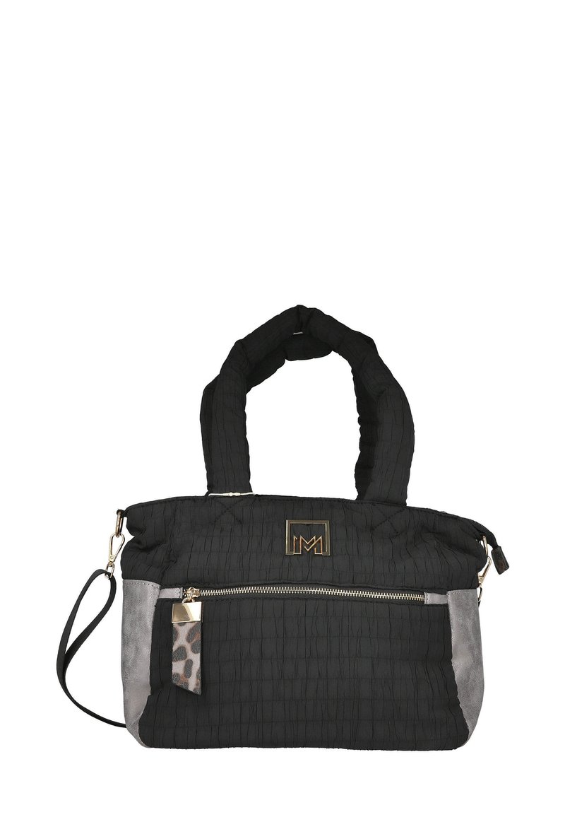 Bolso de mano negro de tela acolchada con asas dobles, un bolsillo delantero con cremallera, acentos de cuero sintético gris y detalle de patrón de leopardo en el tirador de la cremallera.