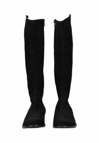 Un paio di stivali alti in suede nero con suole piatte, cerniere laterali e punte arrotondate, mostrati in posizione verticale su uno sfondo bianco.
