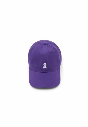 Cappellino da baseball viola con una lettera Å stilizzata bianca ricamata al centro davanti, su sfondo bianco.