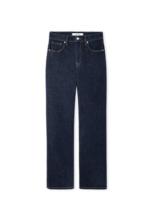 Dunkelblaue Denim-Jeans mit geradem Bein, Vordertaschen, Gürtelschlaufen, Knopfverschluss und sichtbaren orangen Nähten auf weißem Hintergrund.