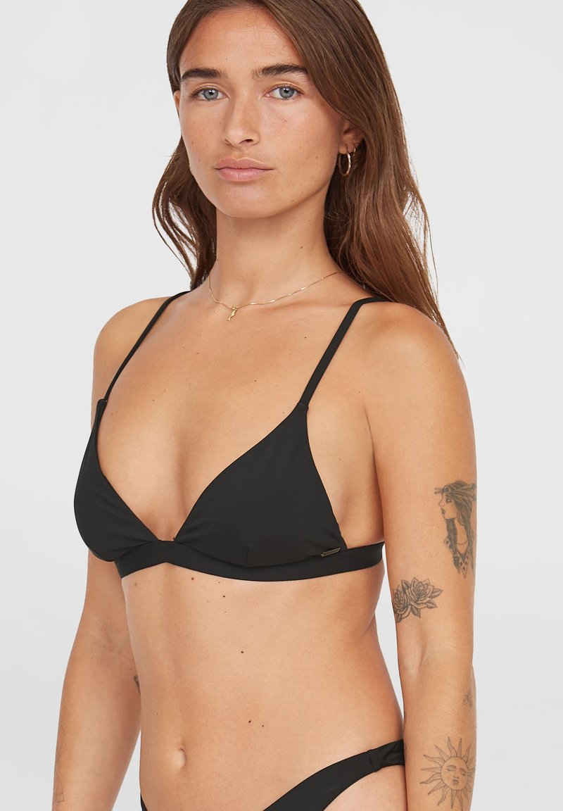 Fekete háromszög bikini felső vékony pántokkal, sima anyagból készült. Minimalista kialakítással, diszkrét fémrészletekkel rendelkezik.