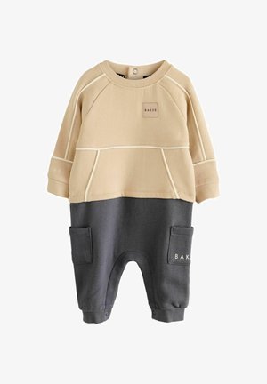 Kaksiosainen vaate, jossa on beige ja harmaa väri. Pehmeä kangaspullover, jossa etupussit, ja siihen sopivat tummat housut, joissa on "BAKER"-logo.