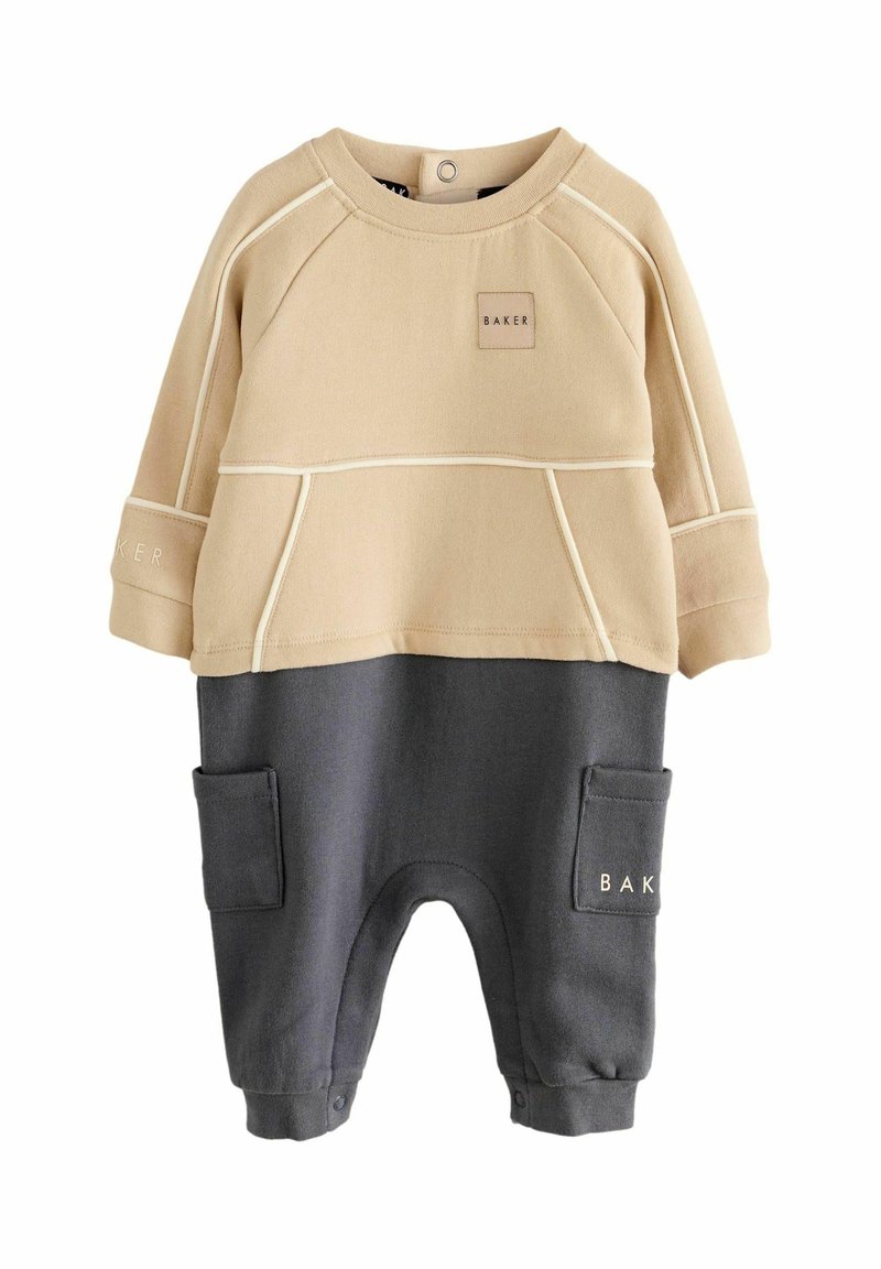 Beżowy i szary dwuczęściowy zestaw, składający się z miękkiego swetra z kieszeniami z przodu oraz dopasowanych ciemnych spodni, ozdobiony logo "BAKER".