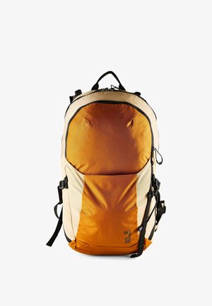 Sac à dos de randonnée orange et beige avec des sangles et boucles noires, une poche zippée à l'avant et une poignée de transport supérieure sur fond blanc.