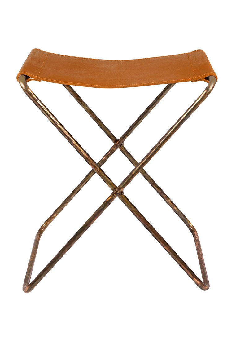 Tabouret pliant avec un cadre en métal bronze et un siège en cuir beige. Design simple en forme de X avec une texture lisse et sans motifs visibles.