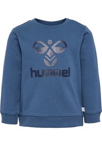 Niebieski bawełniany sweter z okrągłym dekoltem, prążkowanymi mankietami oraz wyraźnym nadrukowanym logo w ciemniejszym odcieniu niebieskiego. Miękka faktura i swobodny design.