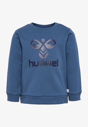 Sweatshirt en coton bleu avec un col rond, des poignets côtelés et un logo imprimé proéminent en bleu plus foncé. Texture douce et design décontracté.