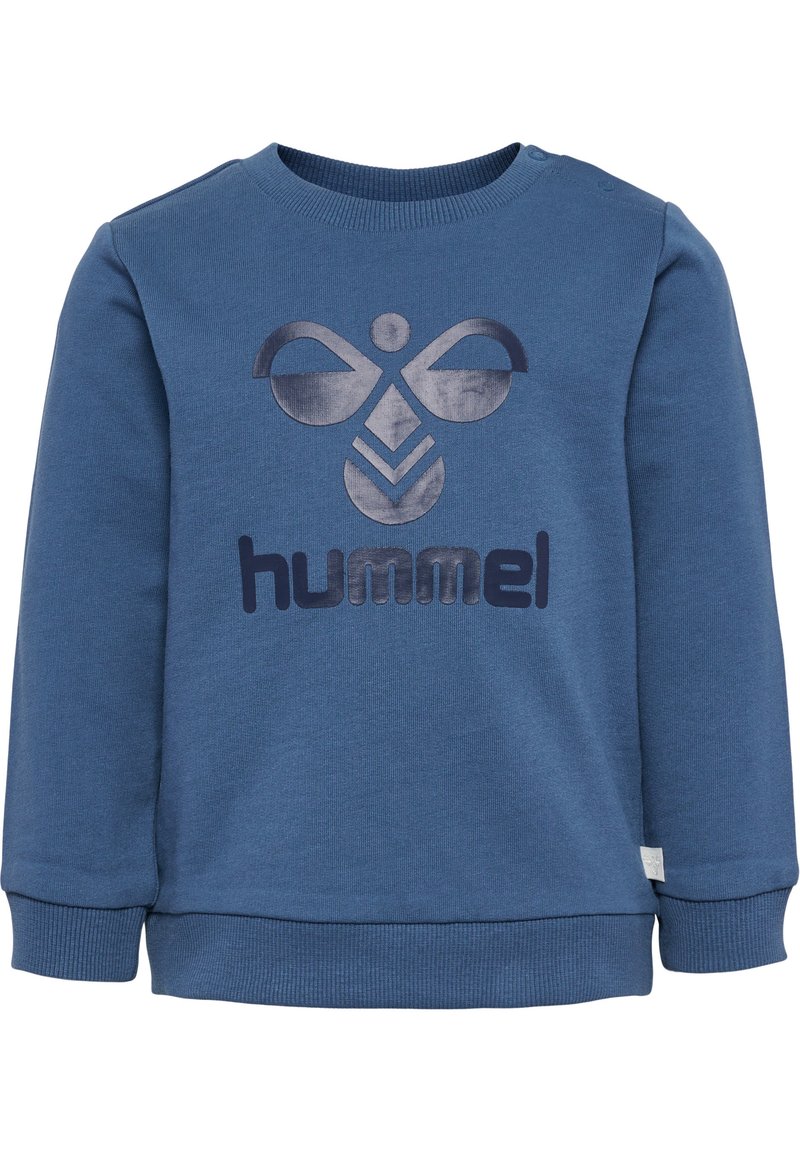 Niebieski bawełniany sweter z okrągłym dekoltem, prążkowanymi mankietami oraz wyraźnym nadrukowanym logo w ciemniejszym odcieniu niebieskiego. Miękka faktura i swobodny design.