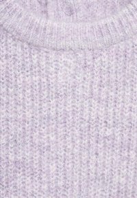 Närbild av en mjuk, ljuslila stickad tröja med en ribbad krage och strukturerad garnmönster.