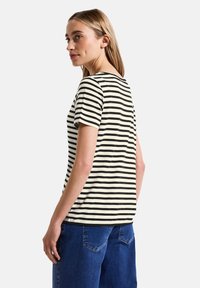 Sort og hvid stribet t-shirt med korte ærmer, rund halsudskæring og lige snit, fremstillet af et blødt, glat stof.