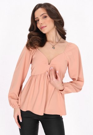 Perzikkleurige blouse met een diepe V-hals, gathered detail bij de taille en lange mouwen met elastische manchetten. Glad, lichtgewicht stof.
