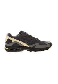 Sneaker sportivo nero e grigio con dettagli beige, tomaia in mesh e pelle, design con lacci e suola spessa e imbottita.