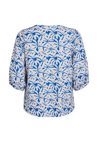 Blusa blu e bianca con motivo a fiori, collo rotondo e maniche a sbuffo a tre quarti. Il tessuto è leggero e presenta un design floreale.