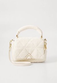 Valge tikandiga karusnahast käekott, millel on struktureeritud kuju, polsterdatud käepide, eemaldatav õlarihm ja kuldse tooniga riistvara detailid.