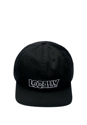Schwarze Baseballkappe mit weiß besticktem Text "LOCALLY" vorne, von vorn mittig vor weißem Hintergrund gezeigt.