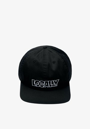 Czarna czapka z daszkiem z białym wyhaftowanym tekstem "LOCALLY" z przodu, pokazana na wprost na białym tle.