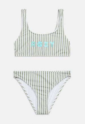 Zweiteiliger Badeanzug mit vertikalen hellgrünen und weißen Streifen, bestehend aus einem Crop-Top mit dem Schriftzug "ROXY" in blauen Buchstaben über der Brust.