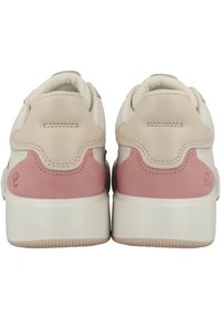 Vue arrière de baskets blanches avec des accents en daim rose, onglet de talon texturé et une semelle en caoutchouc blanc épais. Présente un petit logo sur le côté.