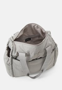 Borsa in tessuto grigio con una texture morbida, dotata di un compartimento principale con zip e tasche laterali. Spallacci in tessuto resistenti per il trasporto.