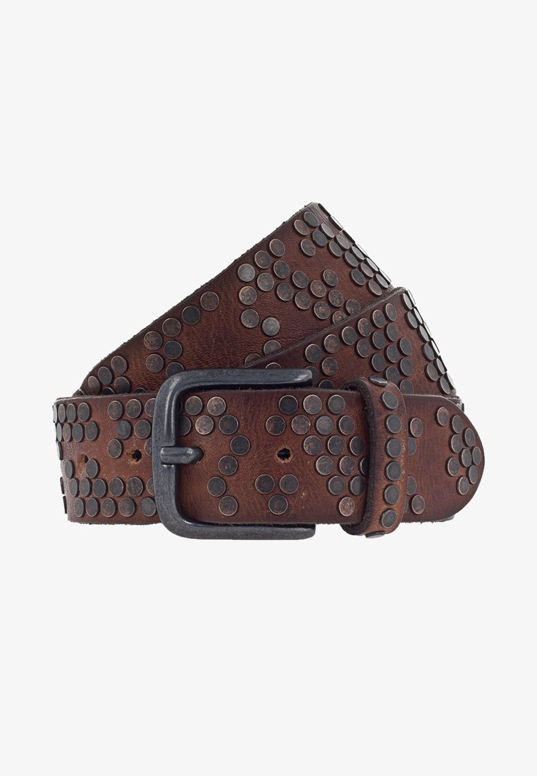 Cinturón de cuero marrón con tachuelas metálicas dispuestas en patrones, con una hebilla rectangular de metal negro. Superficie texturizada en toda su extensión.