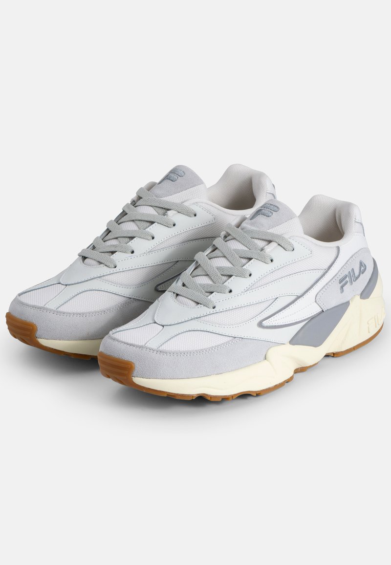 Weiße und hellgraue Sportschuhe aus Mesh und Wildleder, mit schnürbarem Design, gepolsterten Sohlen und Gummisohlen mit einem Akzent in Beige.