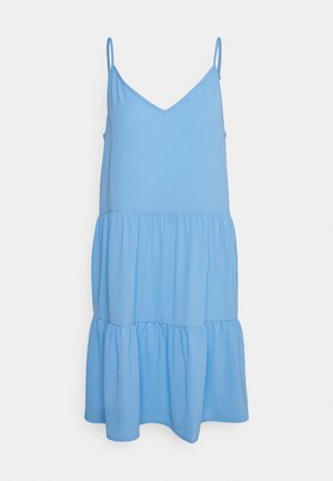 Bezrękawna, jasno-niebieska sukienka z falbanami, z cienkimi ramiączkami i dekoltem w kształcie litery V, wisząca na białym tle.