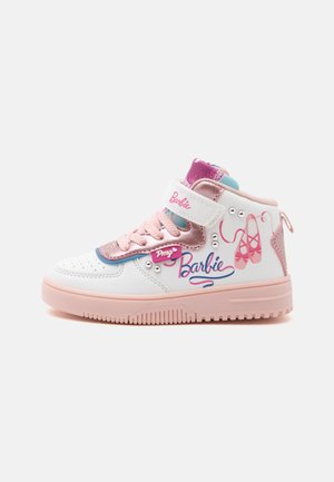 Białe i różowe wysokie trampki z logo Barbie, grafiką baletek, różowymi sznurówkami, rzepem i jasnoróżową podeszwą, widok z boku.