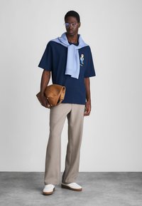 Maison Kitsuné DRESSED FOX TEE - Trükipildiga T-särk - french navy