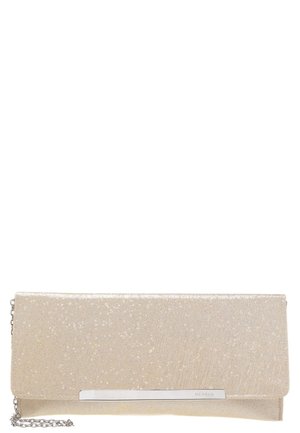 Pochette rectangulaire dorée pailletée avec bandoulière chaîne argentée et détail barre argentée sur le rabat avant.