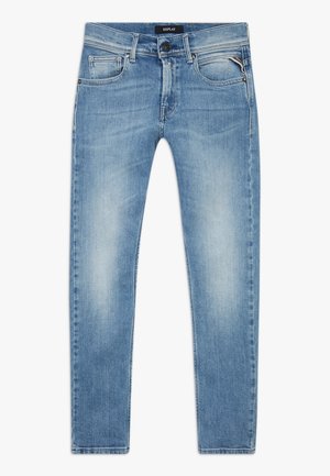 Jean slim bleu clair avec poches avant, passants de ceinture et légère décoloration sur les cuisses, étiquette de marque Replay à la taille.