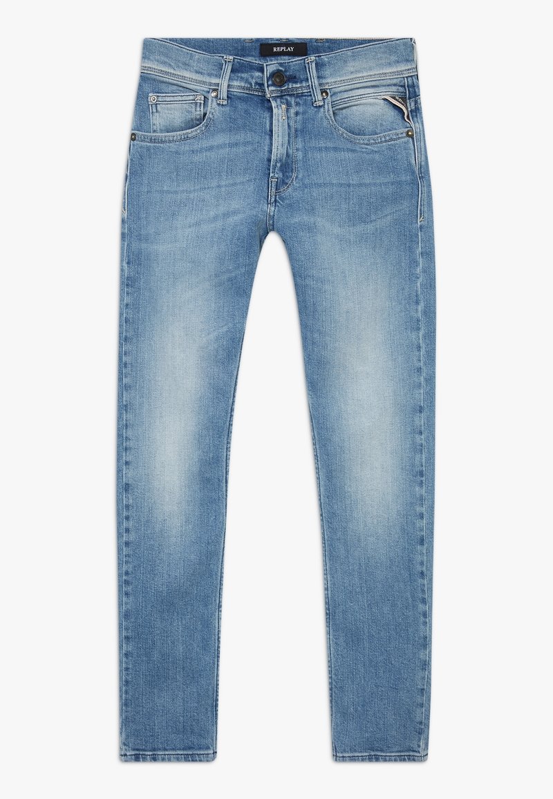 Jean slim bleu clair avec poches avant, passants de ceinture et légère décoloration sur les cuisses, étiquette de marque Replay à la taille.