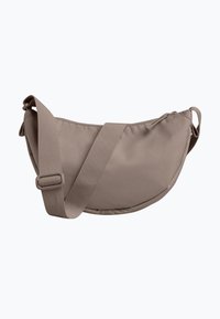 Bolso bandolera taupe con forma de media luna, correa ancha ajustable para el hombro y cierre de cremallera en la parte superior.