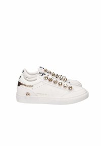 Sneaker bianchi in pelle con accenti borchiati, dettagli metallici e una suola testurizzata. Presenta il logo lateralmente e una finitura liscia.