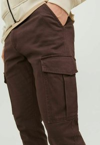 Jack & Jones JJIMARCO JJJOE CUFFED  - Cargo trousers - seal brown