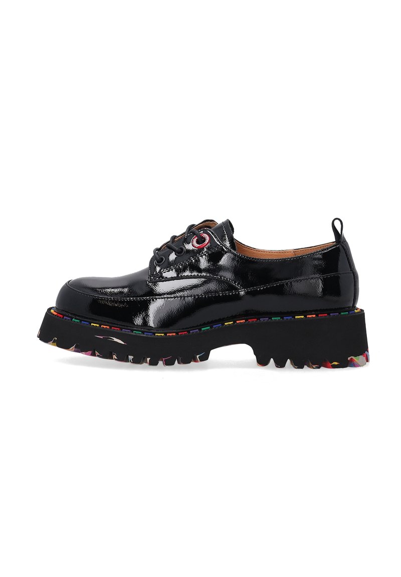 Schwarzer Lacklederschuh mit dicker schwarzer Sohle, mehrfarbiger Stich entlang der Kante und runden Schnürsenkeln mit roten Ösen.