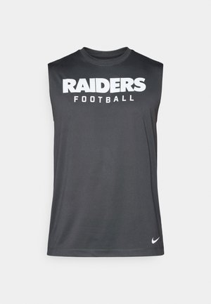 Sivi atletski majica bez rukava od lagane tkanine s bijelim natpisom "RAIDERS Football". Nike logo u donjem desnom kutu.