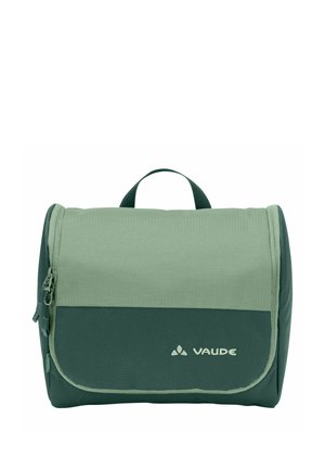 Trousse de toilette zippée vert clair et vert foncé avec poignée de transport et logo Vaude sur le rabat avant.