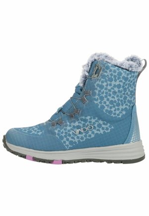 Hellblaue Winterstiefel mit gemustertem Stoff, Pelzfutter oben, Schnürung vorne und weißer Sohle mit schwarzem und rosa Profil.