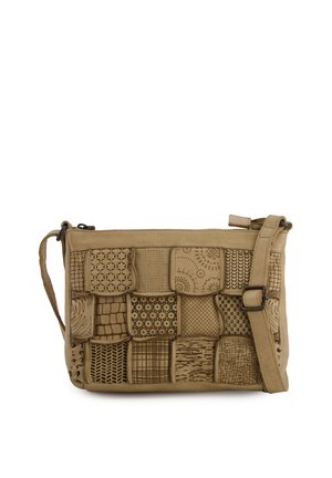 Beige crossbody taske med justerbar rem, med et patchwork-design af forskellige præget geometriske og blomsteragtige mønstre.