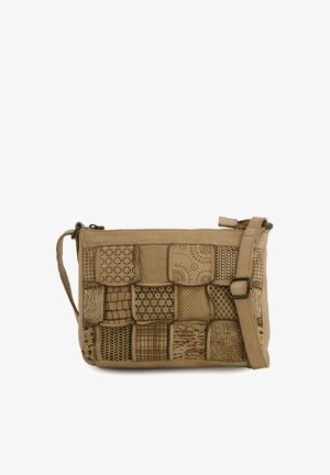 Beige crossbody taske med justerbar rem, med et patchwork-design af forskellige præget geometriske og blomsteragtige mønstre.