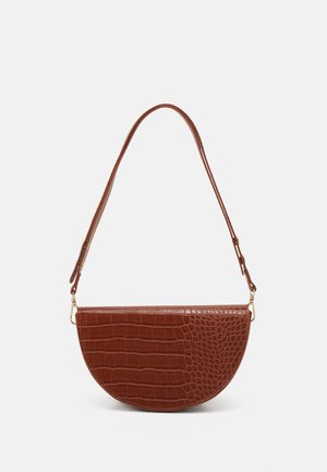 Sac à main en cuir synthétique marron avec une texture embossée croco, forme semi-circulaire et une bandoulière amovible. Présente des accents de quincaillerie dorée.