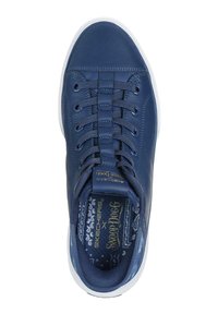 Zapatilla de cuero azul marino con textura suave, diseño de cordones, suela blanca y plantilla con patrón que presenta acentos en dorado y azul.