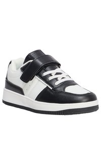 Sneaker in bianco e nero con tomaia in pelle liscia, punta rinforzata, chiusure con lacci e strappo in velcro, suola in gomma testurizzata e perforazioni laterali.