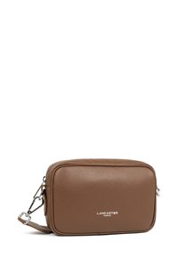 Borsa a tracolla in ecopelle marrone con forma rettangolare, superficie liscia, hardware in argento e logo del brand impresso sulla parte anteriore.