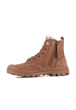 Bottines marron en suède, avec un laçage à l'avant, une fermeture éclair sur le côté pour un accès facile, une semelle en caoutchouc avec des crampons et un doublure en fourrure douce.