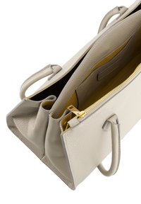 Hellgraue Lederhandtasche mit strukturiertem Finish, doppelten Tragegriffen und einem goldenen Reißverschluss. Das Innere verfügt über ein gelbes Futtermaterial und mehrere Fächer.